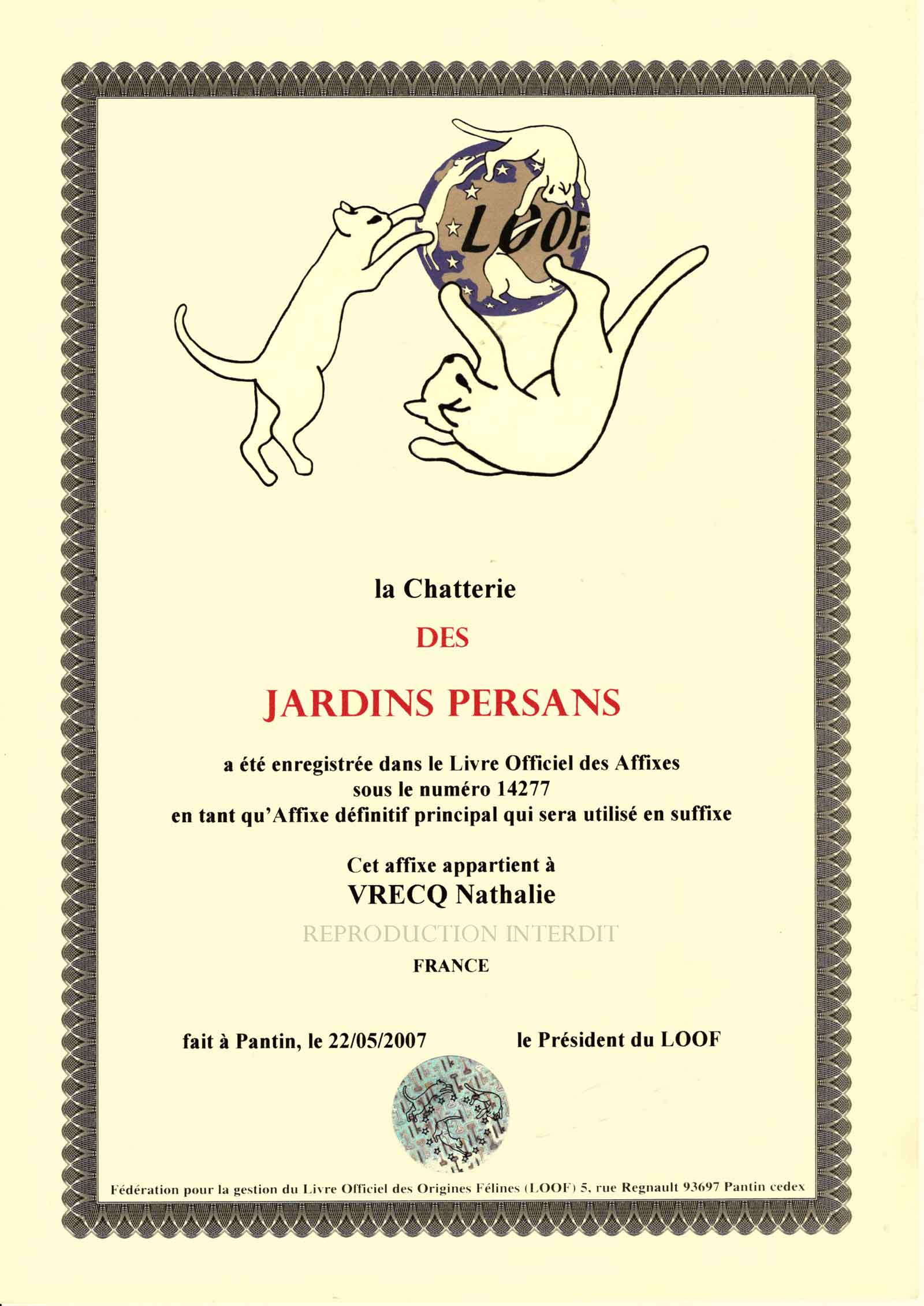 Montre le certificat d’enregistrement de notre chatterie, délivré par le LOOF (Livre Officiel des Origines Félines). Il contient du texte imprimé, un logo avec deux chats et un globe, et est orné d’une bordure décorative sur un fond beige.