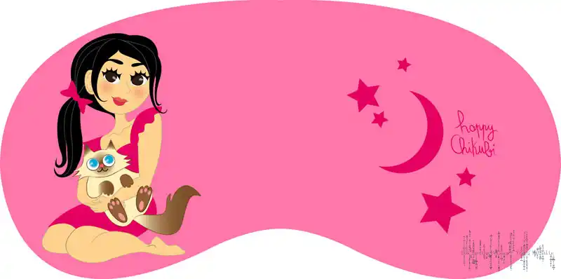 L’illustration présente un dessin stylisé d’un masque de nuit sur un fond rose vif. Elle représente une jeune femme assise, tenant un chat Persan seal point aux yeux bleus grands ouverts. La personne a des cheveux noirs et porte une robe rose. À droite du personnage et du chat, il y a une représentation stylisée de la lune entourée de quatre étoiles. À côté des étoiles et de la lune, il y a du texte manuscrit où est écrit : Happy Chikubi.
