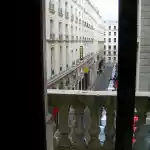 Platée - Opéra-Comique de Paris | Vue pittoresque de la rue d’Amboise, située dans le 2ème arrondissement de Paris, depuis l’intérieur de la loge de mon chat Ibrahaam Des Jardins Persans, située en hauteur à l’Opéra Comique de Paris. Les rues pavées et l’atmosphère urbaine évoquent le charme intemporel de Paris. On aperçoit le néon rouge du restaurant et bistrot de Jeanette, faisant l’angle avec la rue Favard.